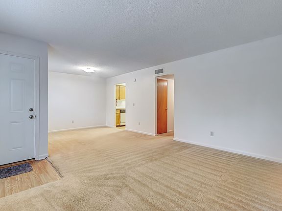 4th image of 702 Meadowbrook Dr #11