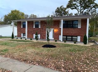 1240 Wissmann Dr, Ballwin, MO