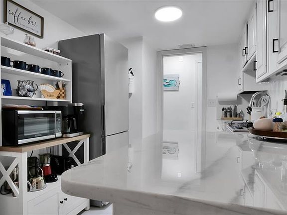 4th image of 1307 Normandy Cir