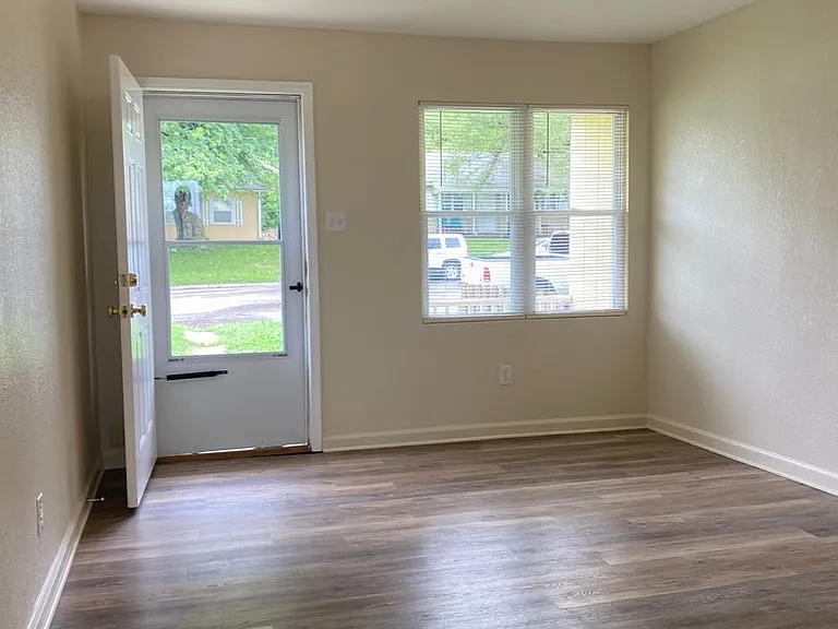 3434 SW Brendan Ave — Photo 2