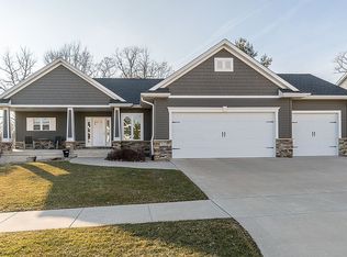 2920 Diamondhead Rd, Hiawatha, IA 52233