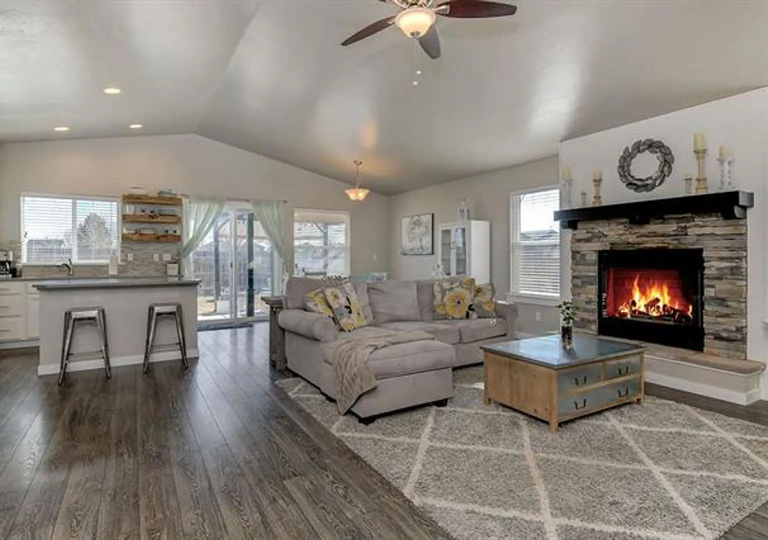 Stunning 3 bedroom 2 bathroom home available soon — Photo 3