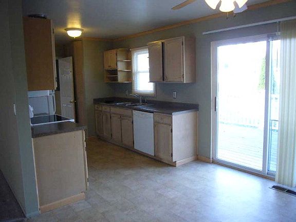 3rd image of 88 Essex Cir