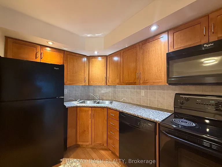 270 Wellington St W #802 — Photo 12