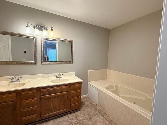 5th image of 113 W Victoria Ct APT F