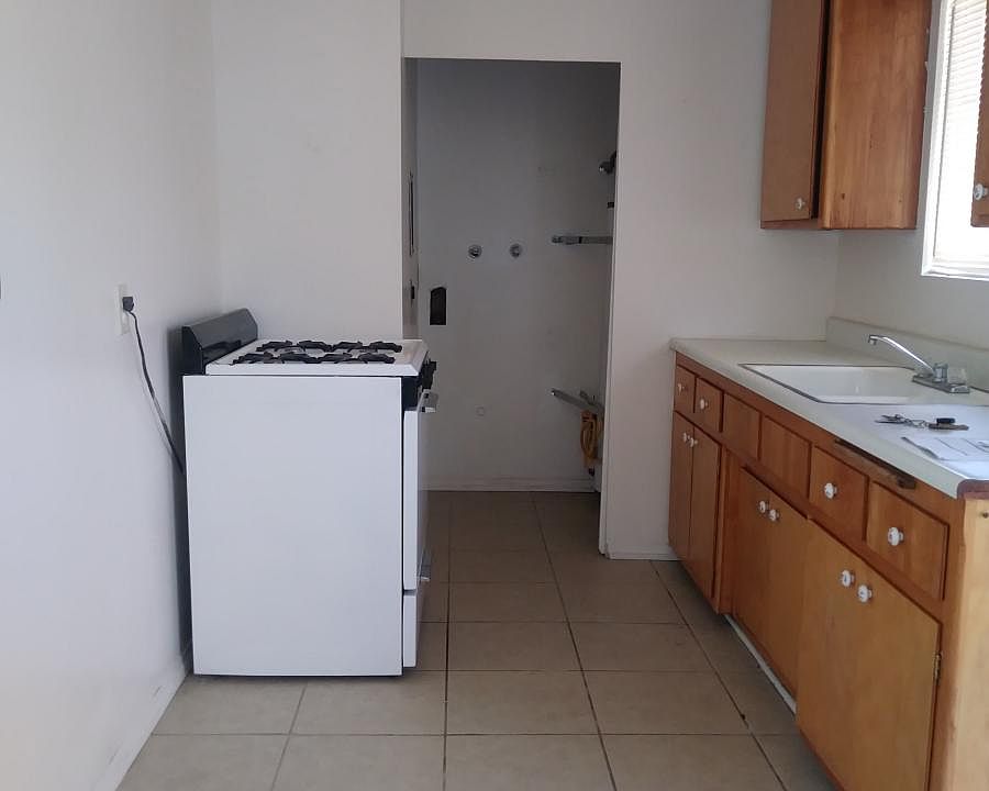 Kitchen w/ washer & dryer hookups