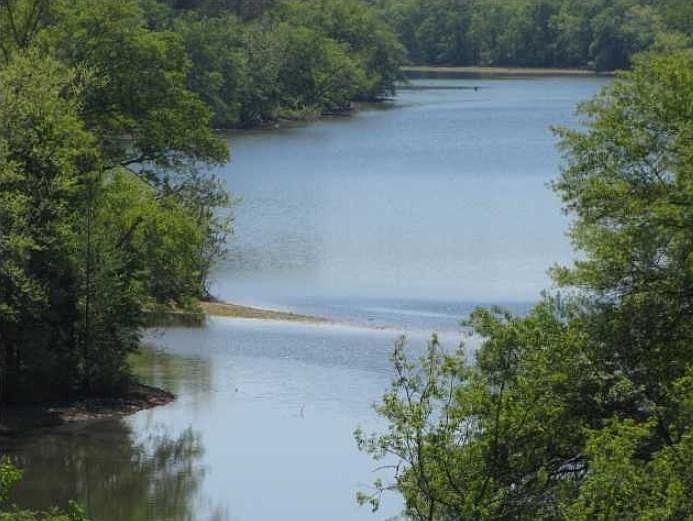 2nd image of 4 NW Riverview