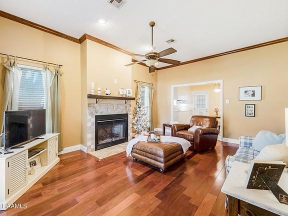 2nd image of 401 Lancaster Dr