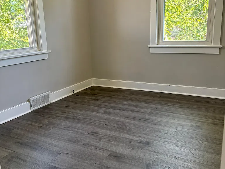 2823 Clermont Ave — Photo 18