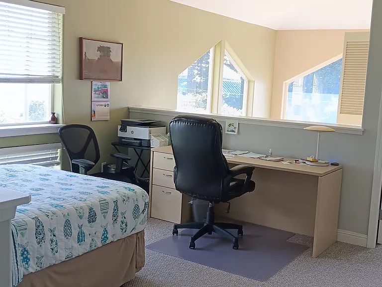 Have full use of the office and amazing views.
Very space and comfortable