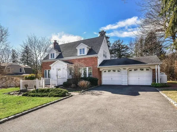 25 Primrose Lane, East Hills, NY 11577