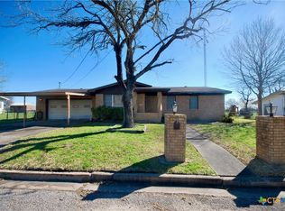 104 Rick Dr, Hallettsville, TX 77964