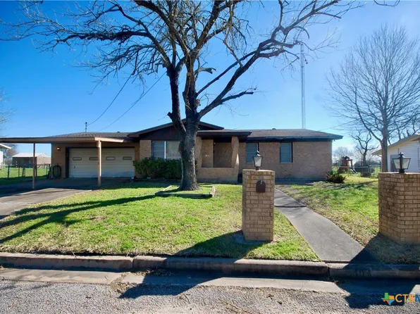 104 Rick Dr, Hallettsville, TX 77964