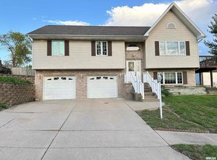2208 Granada Dr, Pekin, IL 61554