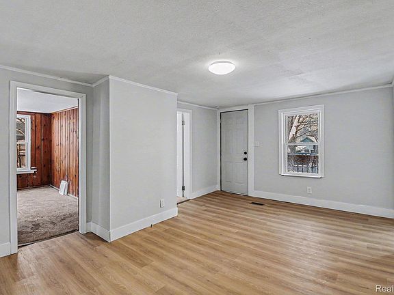 5th image of 714 W 8th St