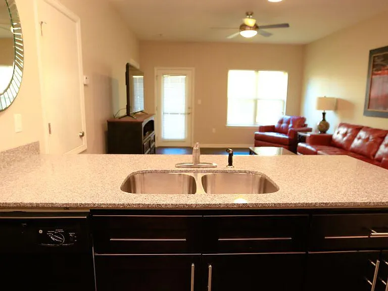 1585 California Ave SW — Photo 4