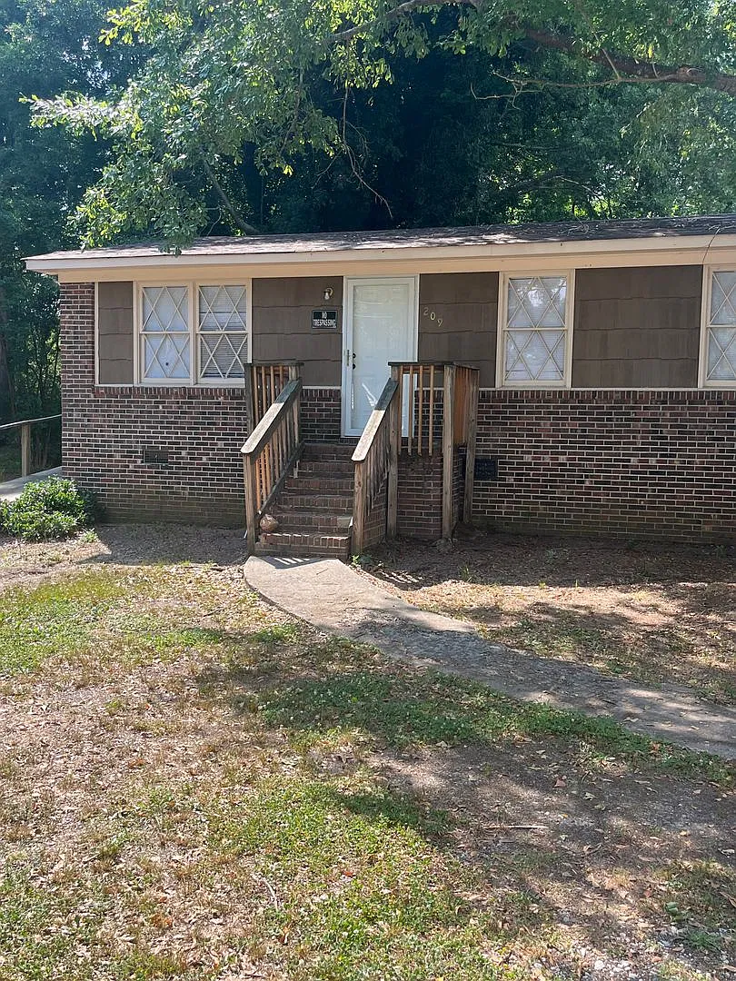 209 Cham — Photo 1