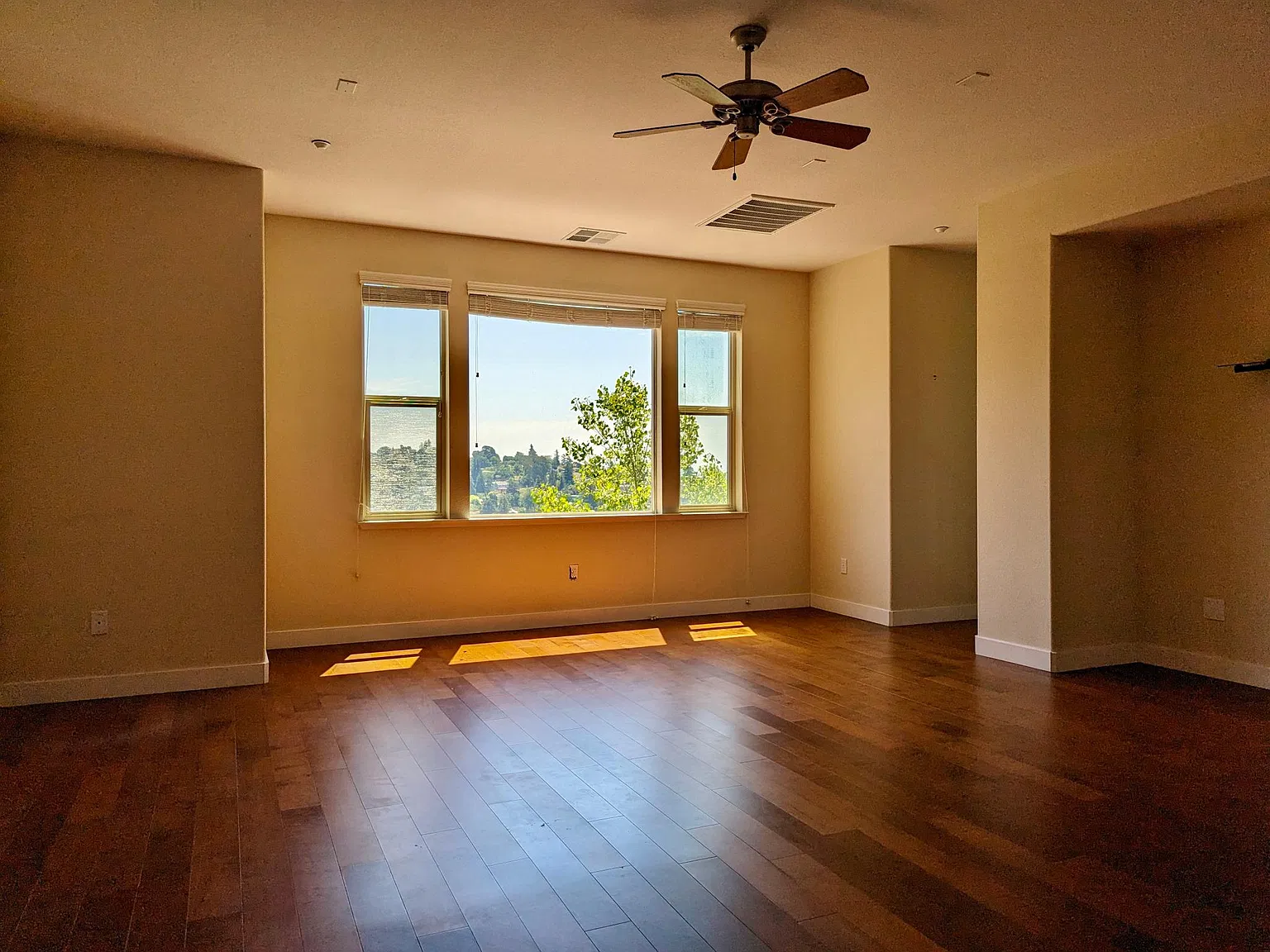 3 bed, 2.5 bath, 1842 sqft, $3,950 — Photo 2