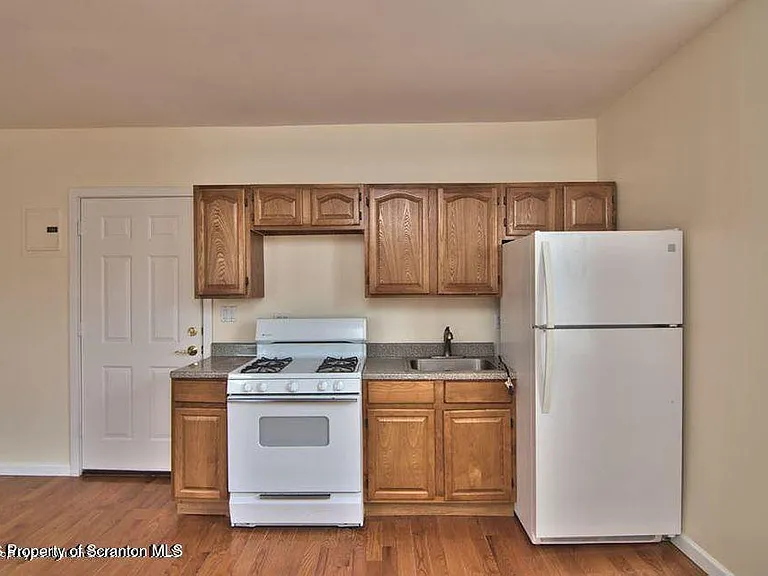 533 Quincy Ave — Photo 18