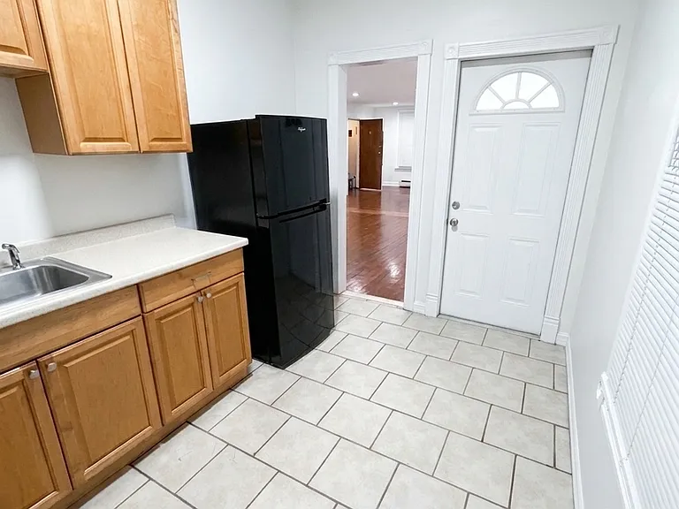 546 Walnut St #1 — Photo 3