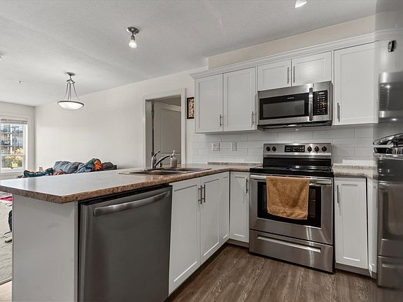 5th image of 9422 Victor St #218