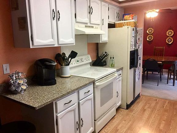 900 Strawberry lane Kitchen