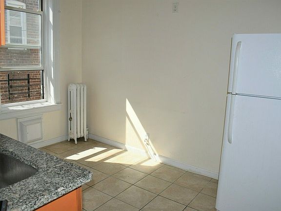 4th image of 2512 41st St APT 3R