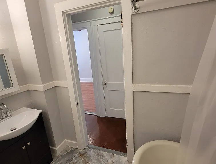 Colonial Apartments — Photo 19