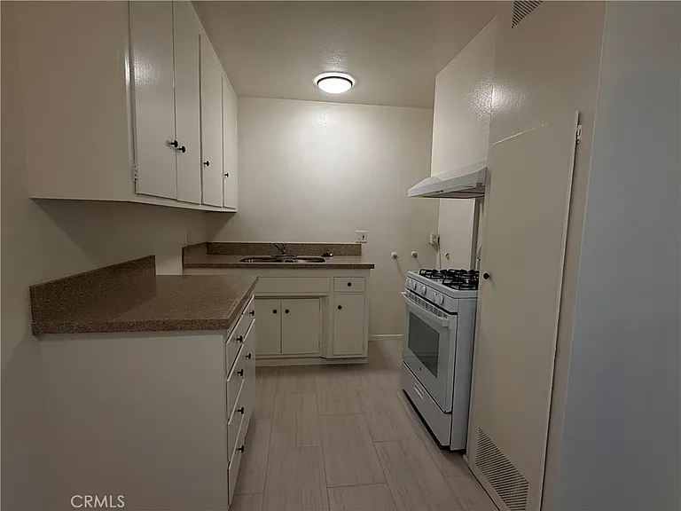 248 S Redwood Ave — Photo 2