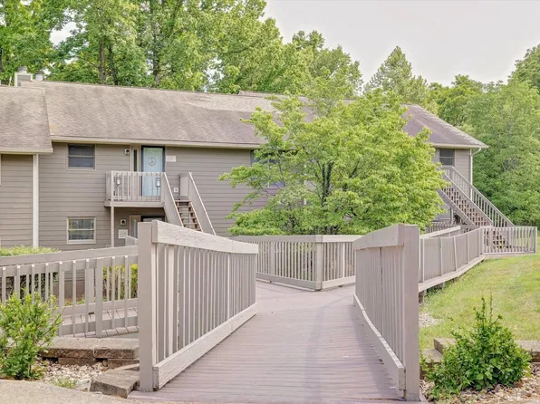 9475 S Pointe Retreat Dr, Bloomington, IN 47401