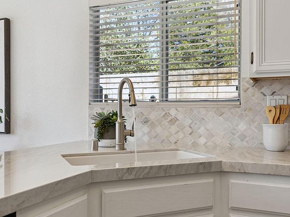 4th image of 862 Lavaliere Place