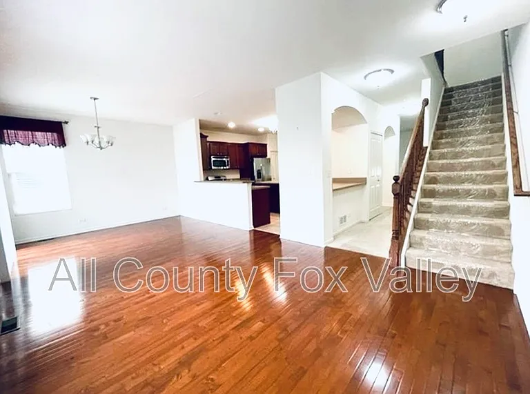 459 Grosvenor Ln — Photo 3