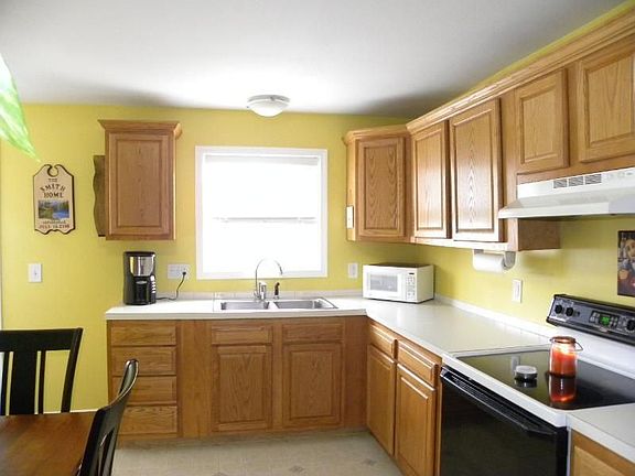3rd image of 944 N Park St