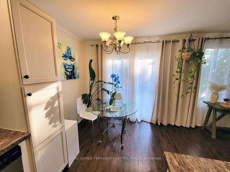 20 Mowat Cres #UPPER — Photo 9
