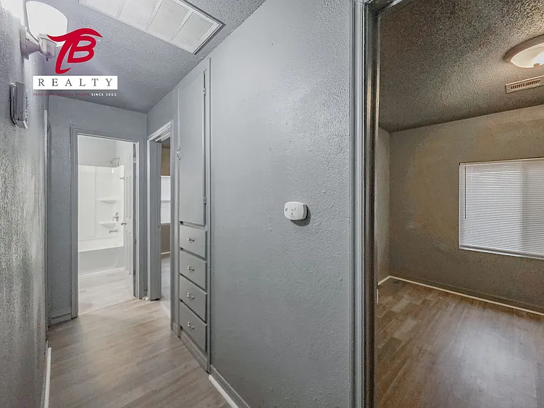 2320 NE 20th St — Photo 13