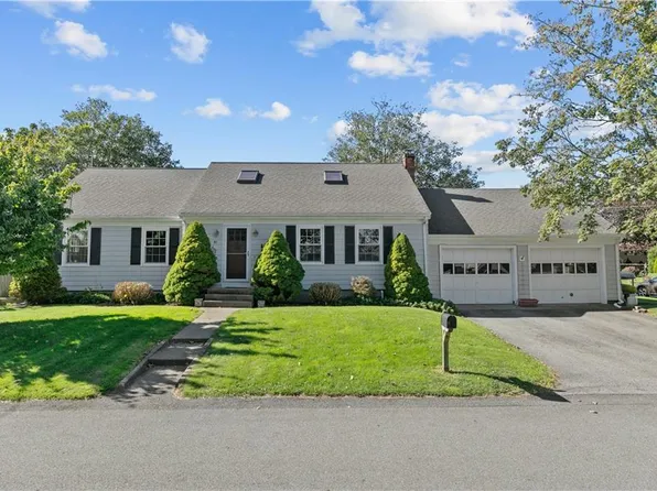 81 Lee Ave, Portsmouth, RI 02871