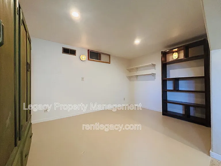 653 Alhambra St — Photo 24