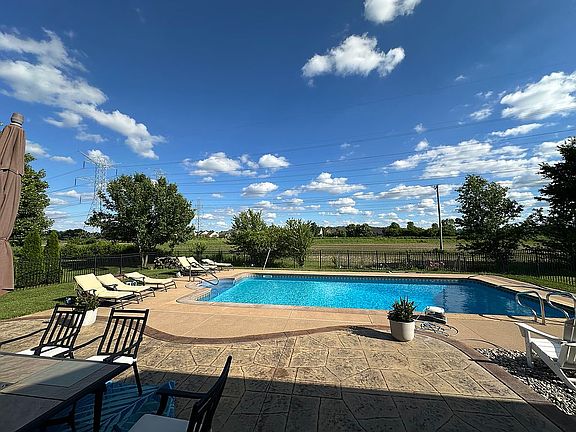 3rd image of 623 Ambleside Ln