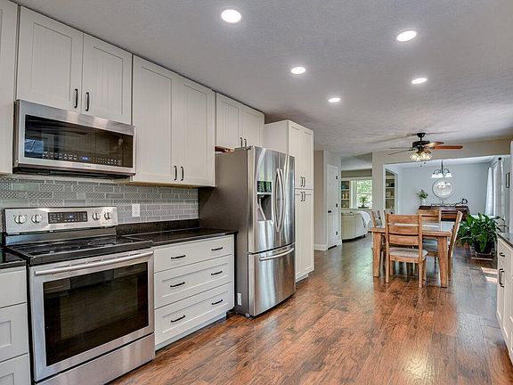 3rd image of 303 Woodbridge Dr