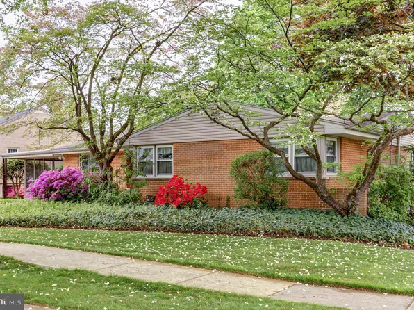 48 Center Dr, Camp Hill, PA 17011