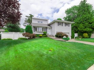 17 Verbena Ct, Hicksville, NY 11801