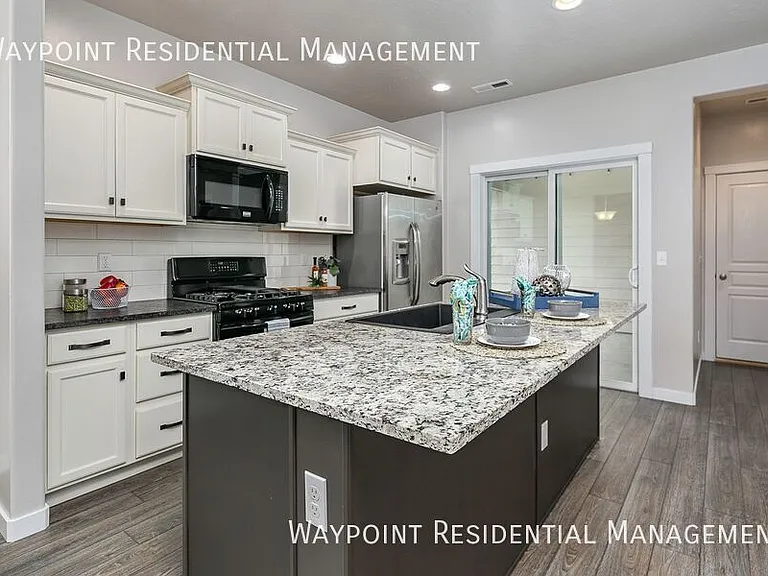 1142 W Parkstone St — Photo 11