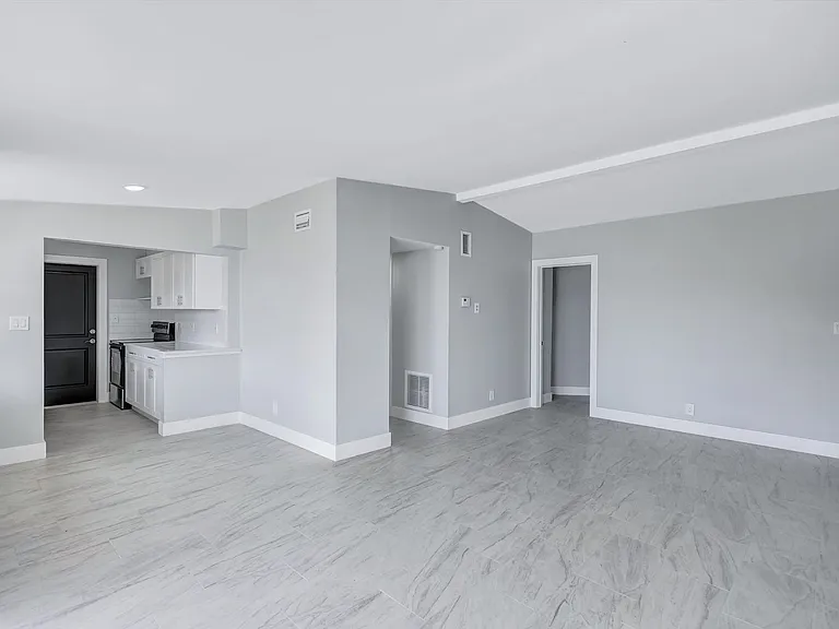 325 Capri Blvd — Photo 39