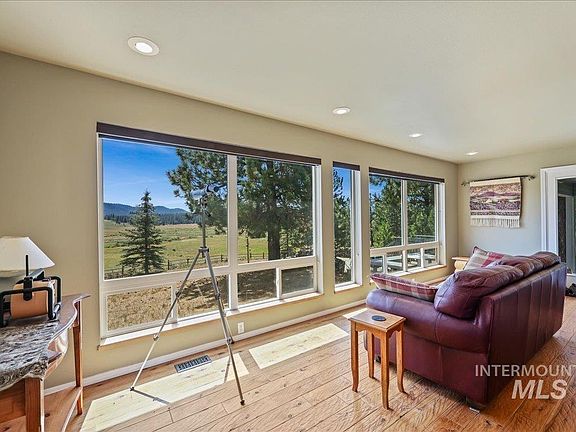 3rd image of 111 Ranch Cir