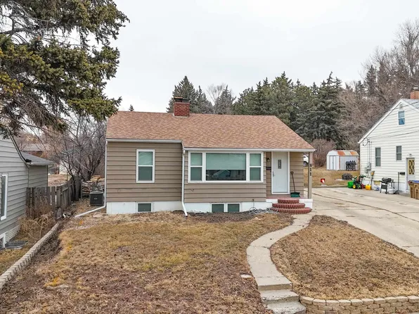 811 9th Ave NE, Minot, ND 58703