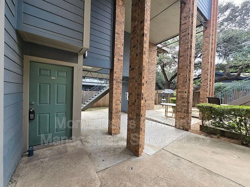 2 bed, 1.0 bath, 900 sqft, $1,395 — Photo 2
