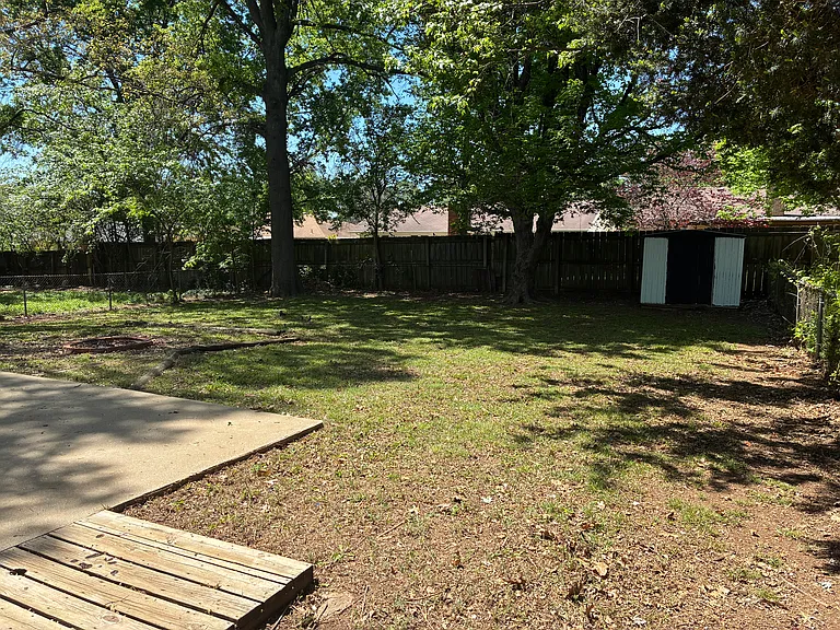 2431 S Kings Ave — Photo 20