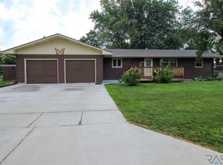 424 S Garfield St, Lennox, SD 57039