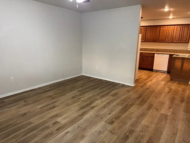 320 S Holly St — Photo 3