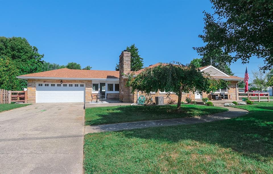 1st image of 704 Shady Ln